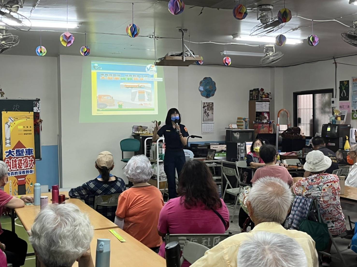 圖片說明：中市警四分局向三厝里關懷協會居民提醒注意大型車保持安全距離以策安全。(記者謝榮浤翻攝)    