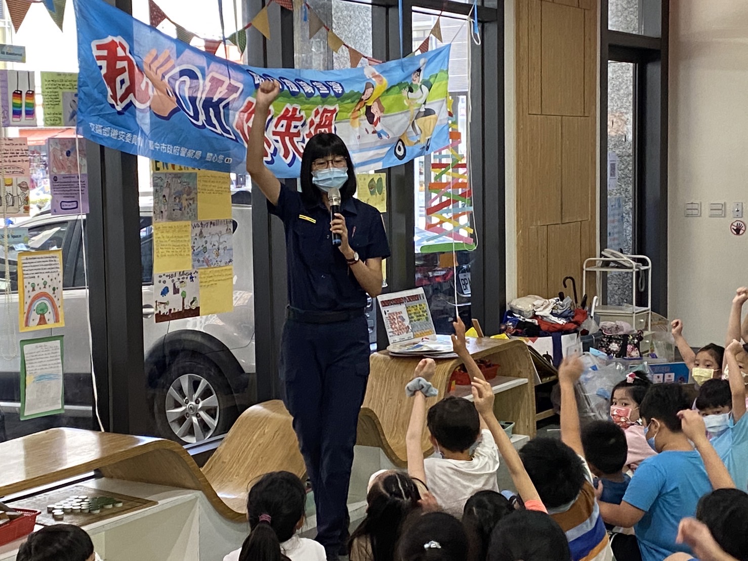 圖片說明：中警第四分局黎明派出所交通組承辦人特別教導學童若遇到陌生人攀談時，不接受來路不明的東西。(記者謝榮浤翻攝)