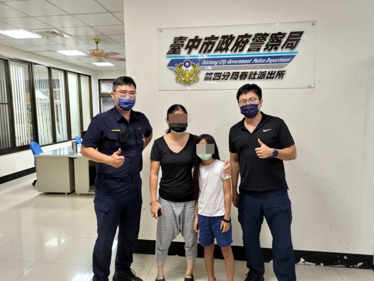 圖片說明：臺中市政府警察局第四分局春社派出所，日前協助因迷路無法返家柳姓女童回家。(記者謝榮浤翻攝)