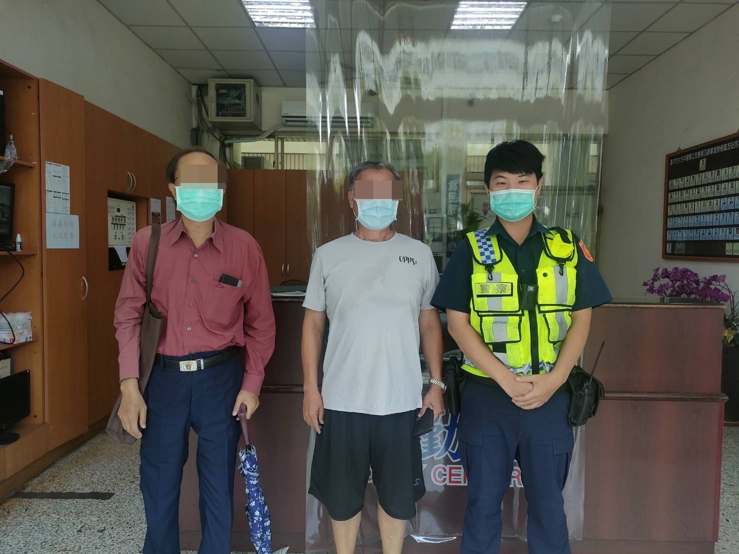 圖片說明：台中市一名老翁錢包疑似遺落計程車，中市警四分局黎明派出所員警扮柯南抽絲剝繭速尋獲。(記者林㤈輝翻攝) 