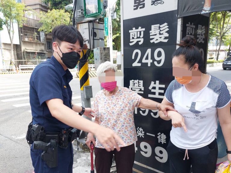 圖片說明：板橋警協助老婦與家人團圓返家。（記者戴昱弘翻攝）