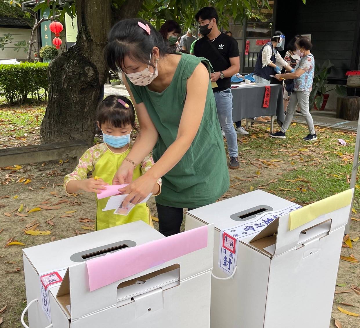 圖片說明 : 教導新住民反賄選觀念由小孩子開始。(記者劉治強攝)
