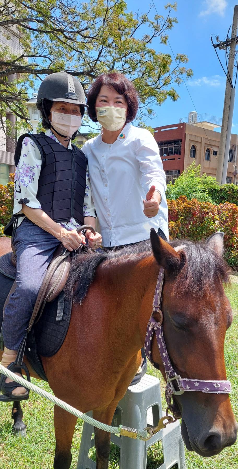 圖片說明 : 市長黃敏惠偕同母親一起體驗騎馬樂趣。(記者劉治強攝)