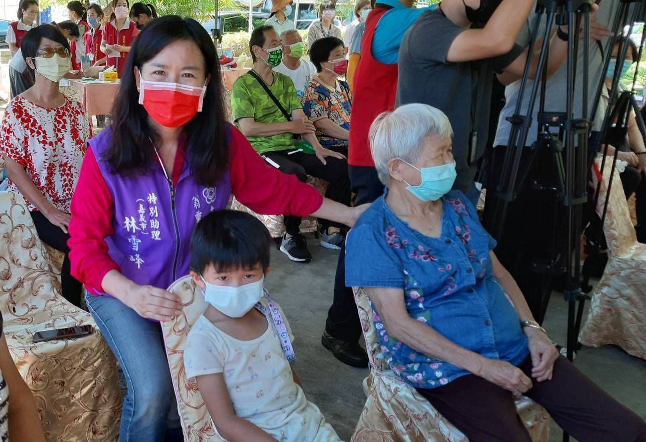 圖片說明 : 88歲阮阿嬤經常帶著曾孫女參加樂齡健康訓練所的各項活動。(記者劉治強攝)