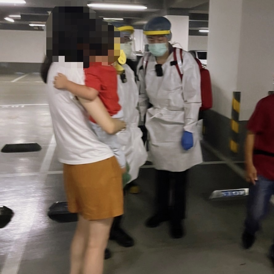 圖片說明：海山警火速救出被反鎖車內男童。（記者戴昱弘翻攝）