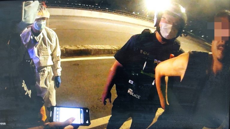 圖片說明：板橋警溫馨勸導跳橋男。（記者戴昱弘翻攝）