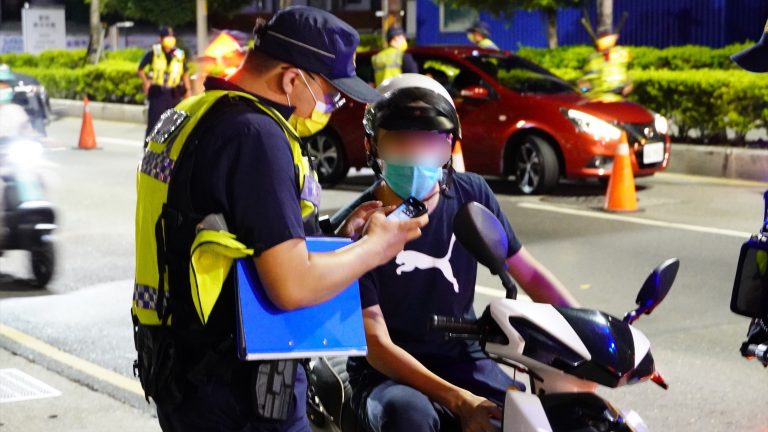 圖片說明：新莊警防未成年及無照上路，積極查緝。（記者戴昱弘翻攝）