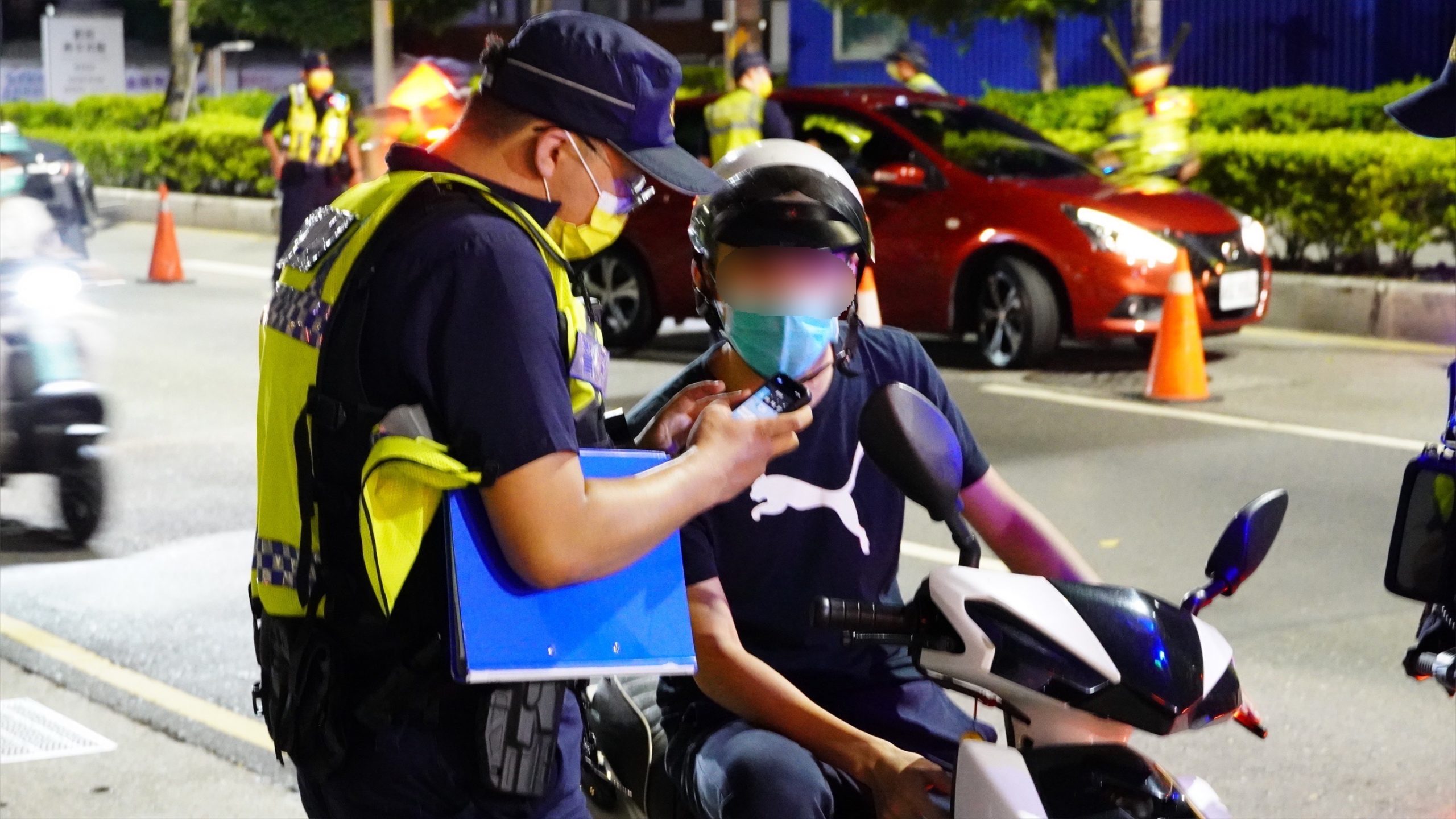 圖片說明:新莊警防未成年及無照上路,積極查緝。(記者戴昱弘翻攝)