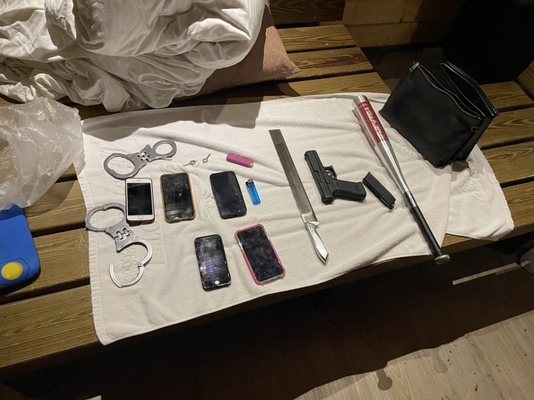 圖片說明:中和警查扣犯嫌作案工具。(記者徐煜勝翻攝)