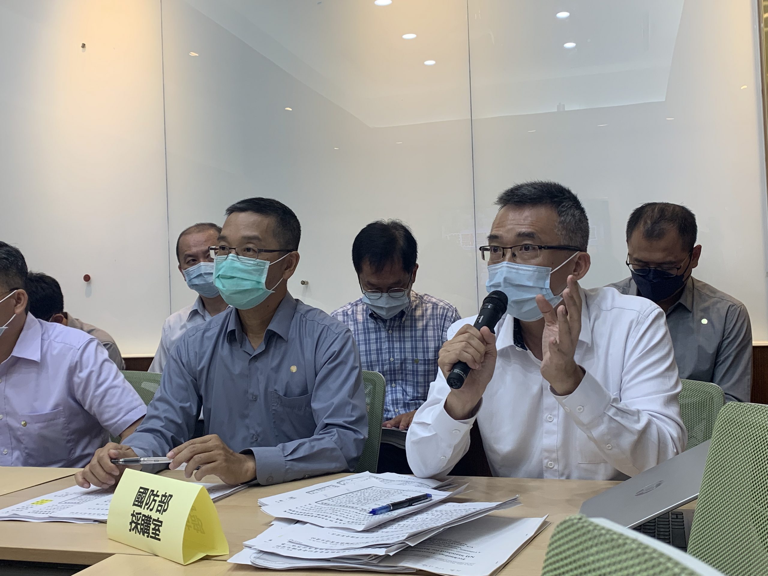 圖片說明：國防部205軍工廠廠長出席記者會說明。(記者馬治薇攝)