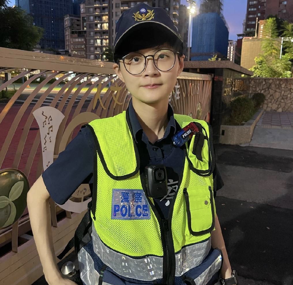 圖片說明：外型健康俏麗的官瑜軒於警專畢業後，分發到一級戰區新北市新莊分局泰山所。（記者吳萍翻攝）