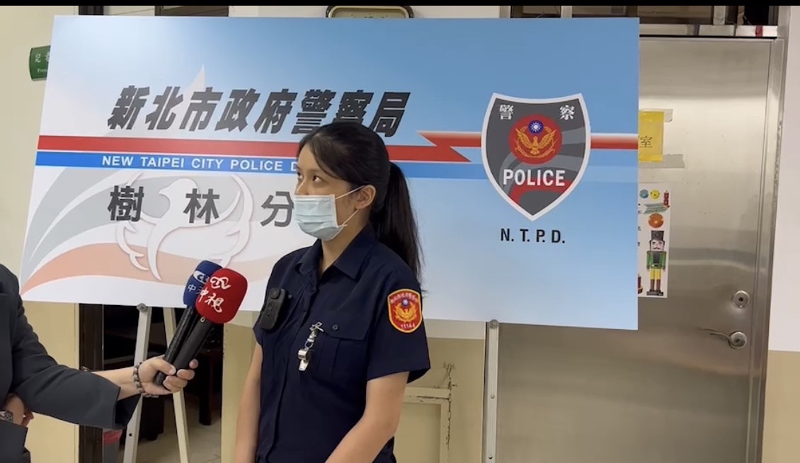 圖片說明: 警員陳蓁觀說明案情。（記者徐煜勝翻攝)