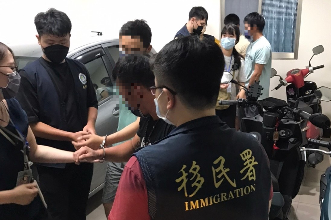 圖片說明：移民官依據阿香舉報查獲逾期違法外來人口。（記者徐煜勝翻攝）