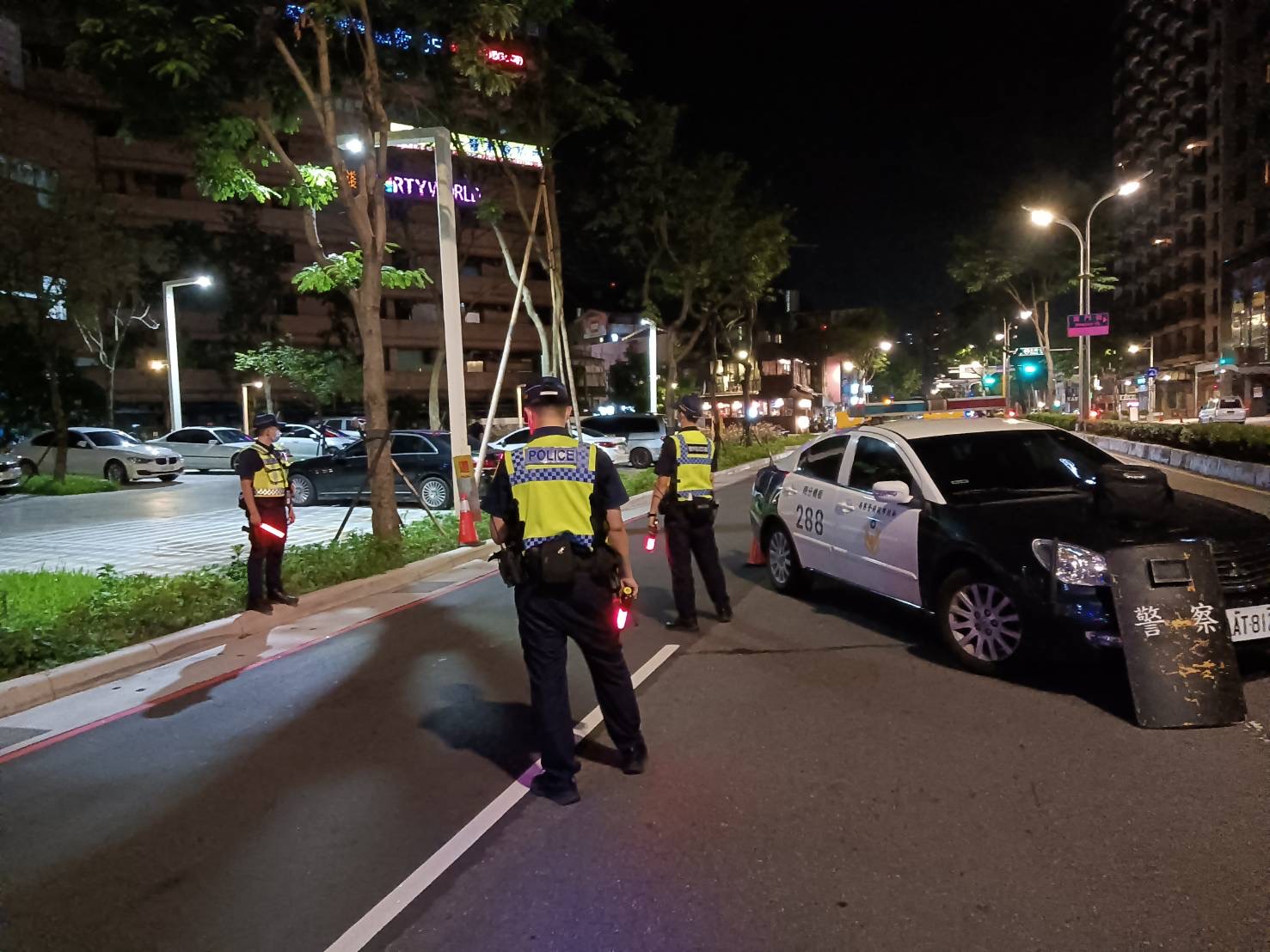 圖片說明：板橋警專案執法，取締無照駕駛及酒駕。（記者戴昱弘翻攝）