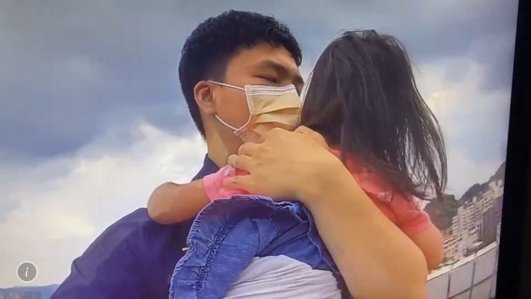 圖片說明：樹林警黃品智火速抱住救下女童。（記者徐煜勝翻攝）