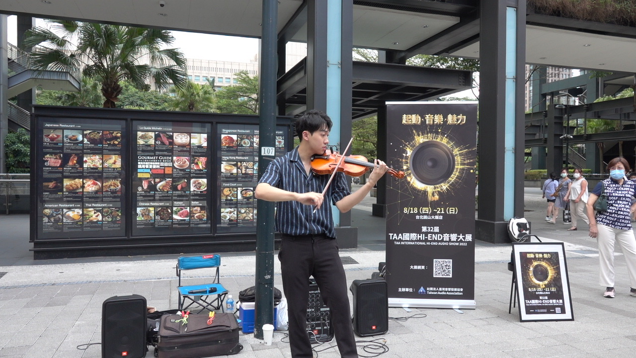 圖片說明：小提琴手林子安8/13在新光三越香堤大道廣場快閃演出宣傳音響大展。(圖/臺灣音響發展協會提供)
