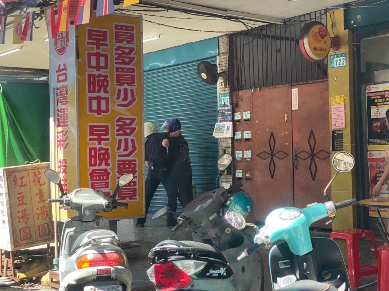 圖片說明：汐止警火速逮捕通緝犯。（記者徐煜勝翻攝）