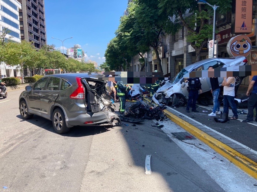 圖片說明：台北巿文山區羅斯福路六段發生一起自小客車連續衝撞事故。（記者趙靜姸翻攝）