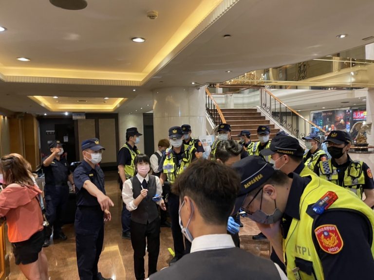 圖片說明：板橋警實施專案擴大臨檢治安熱點。（記者戴昱弘翻攝）