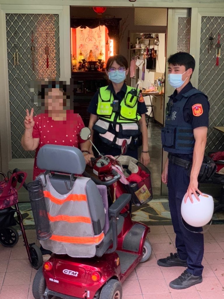 圖片說明：文林所警員林韵偵、曾啓彰歷經約30分鐘，順利將電動車推回楊婦住處，楊婦表示相當感激。(記者林艷林翻攝)