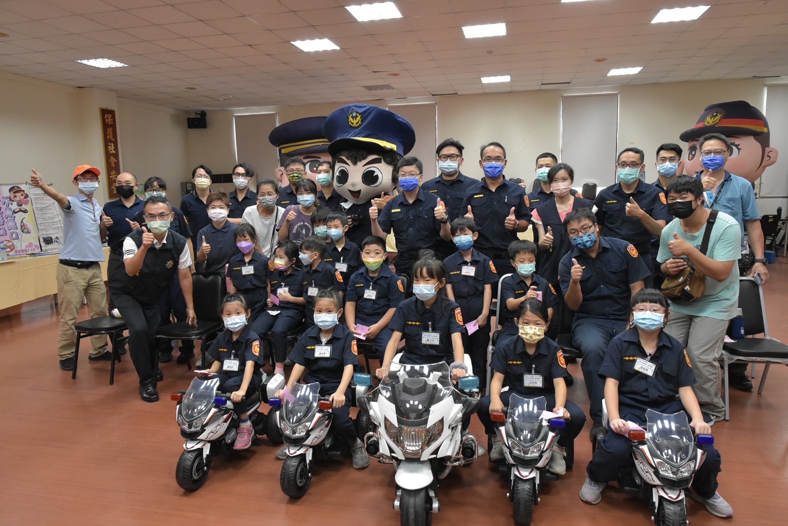 圖片說明:文一警舉辦暑期互動式闖關活動,讓小朋友們充分體驗當「小小波麗士」。(記者吳萍翻攝)