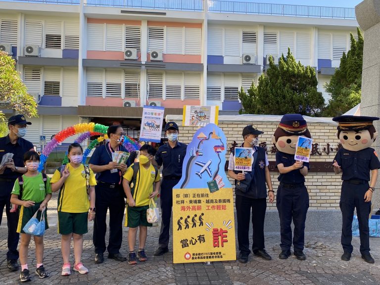 圖片說明:南港分局利用開學日至成德國小宣導交通安全觀念,提醒家長、老師及學童們留意過馬路時的安全,讓學生安全上學、平安返家。。(記者林艷林翻攝)