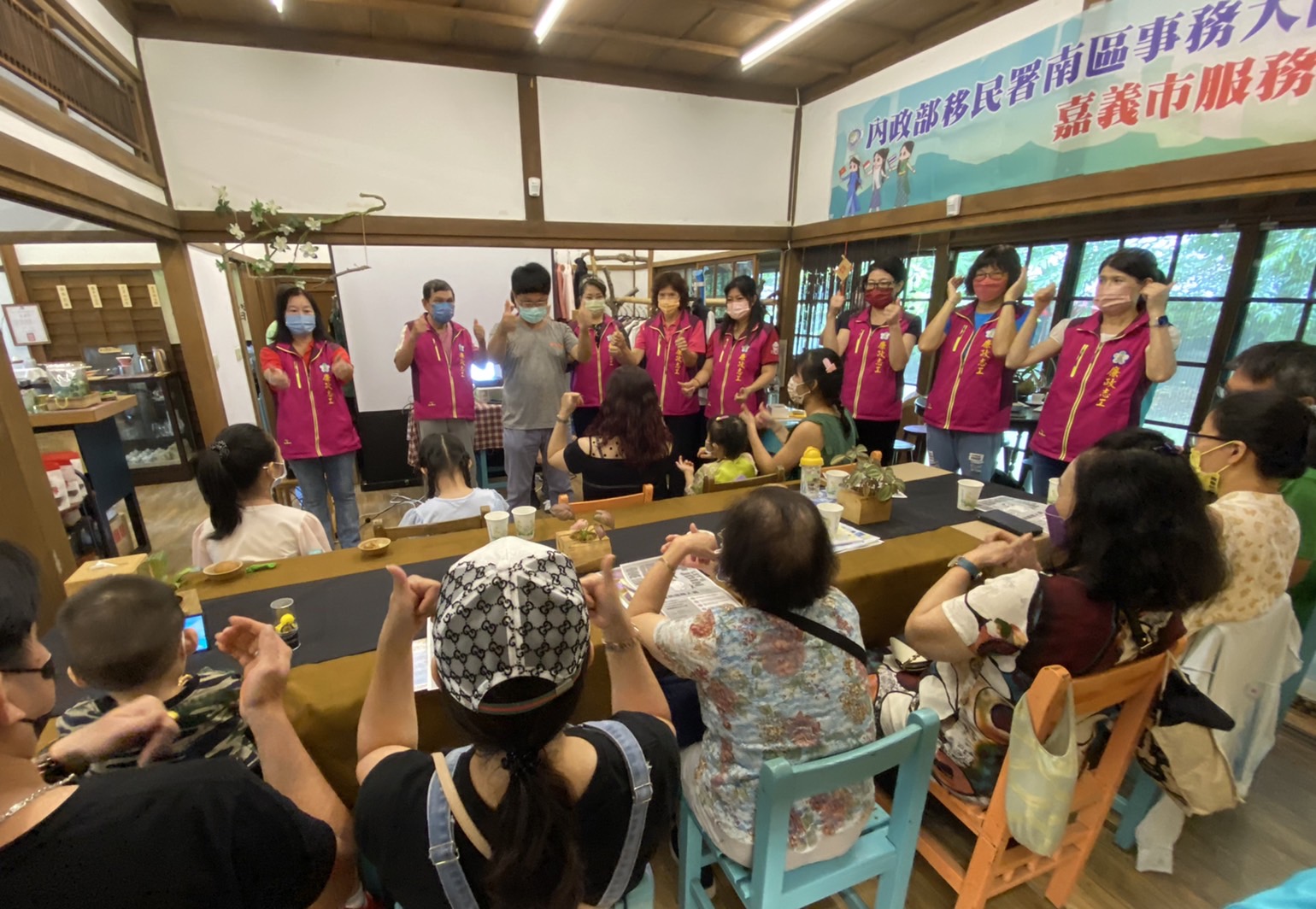 圖片說明 : 嘉義市選委會及政風人員為新住民講解反賄選的重要性。(記者劉治強攝)