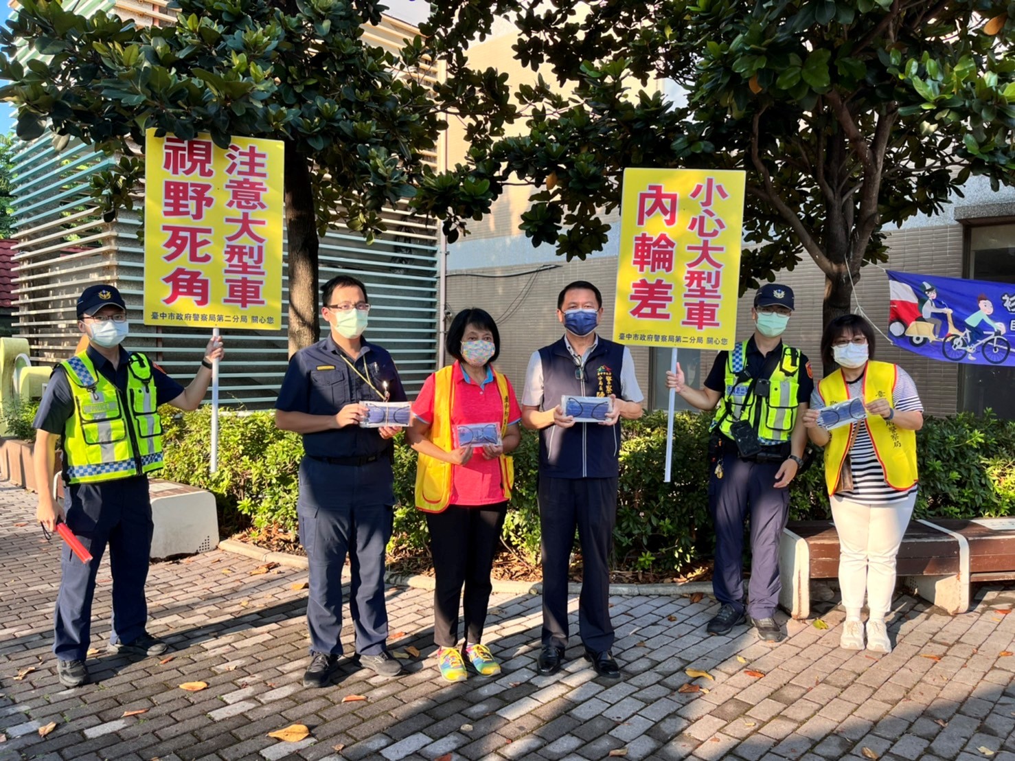 圖片說明：臺中市政府警察局第二分局長陳家銘率同仁及志工宣導團至省三國小宣導『注意大型車視野死角』交通安全。(記者謝榮浤翻攝)