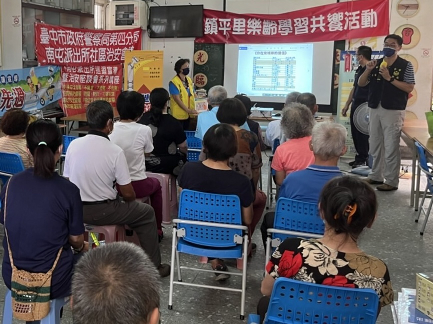 圖片說明：中市警四分局防治組林組長向社區里民宣導人口販運及跟騷新法等治安議題。(記者謝榮浤翻攝)