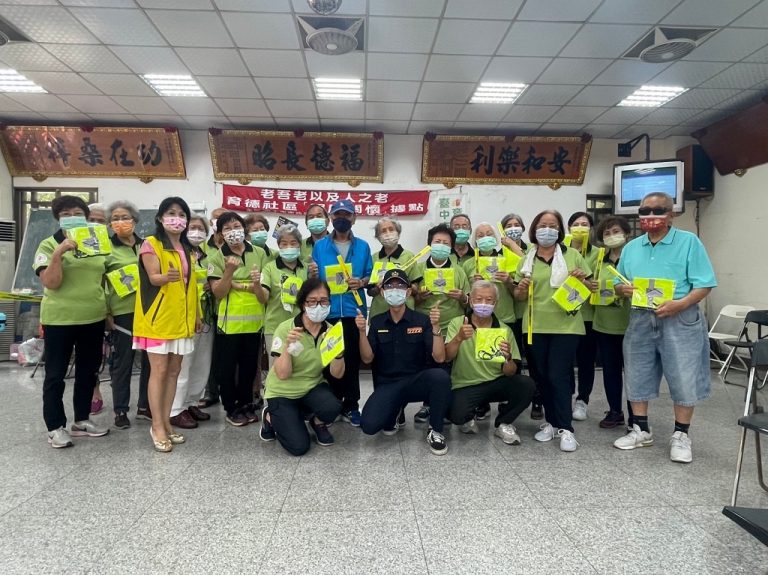 圖片說明：臺中市政府警察局交通警察大隊深入社區宣導交通安全觀念後合影。(記者謝榮浤翻攝)
