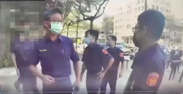 圖片說明:土城警快打部隊到場強勢執法。(記者徐煜勝翻攝)