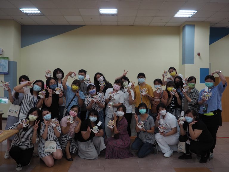 圖片說明：員工舒壓、舒心好開心，桃園療養院辦理員工插花課程。（記者宋紹誠翻攝）