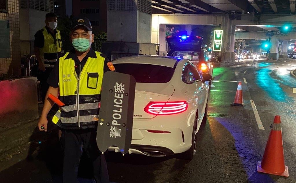 圖片說明 : 員警執勤臂盾上身、狡猾通緝犯偷藏刀一舉成擒。(記者宋紹誠翻攝)