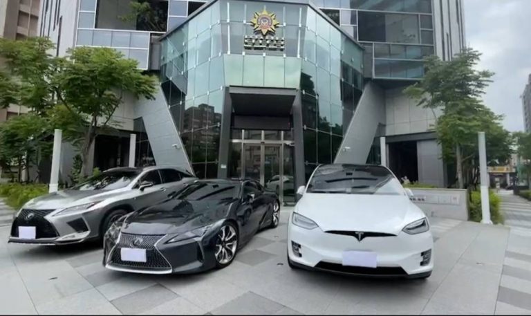 圖片說明:警方當場查扣特斯拉等名車3台。(記者徐煜勝翻攝)