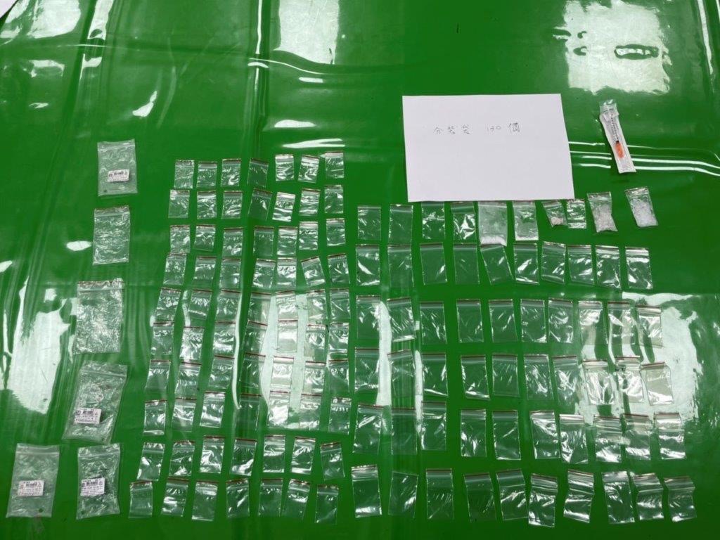 圖片說明：警方起獲海洛因4包、安非他命3包、使用過海洛因針筒1個、未使用針筒17個及毒品分裝袋130個等器具。(記者宋紹誠翻攝)