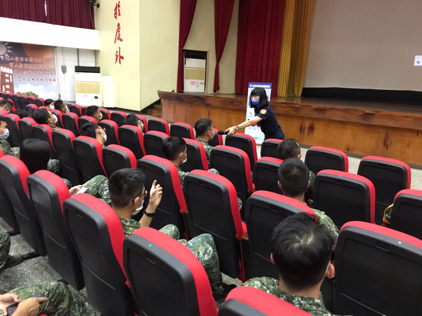 圖片說明：交通組羅巡官透過簡報加強灌輸國軍行車安全及反詐騙宣導，現場參加行車安全宣導及反詐騙預防宣導，參與國軍官兵反應熱烈。 (記者謝榮浤翻攝)