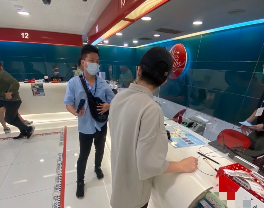 圖片說明：板橋警分局偵查隊隊長陳盈元接獲報案後，立即指派警員張華升到場查處。（記者戴昱弘翻攝）