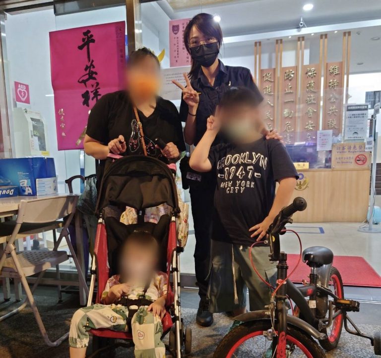 圖片說明：中和警聯繫男童母親前來接回兒子。（記者徐煜勝翻攝）