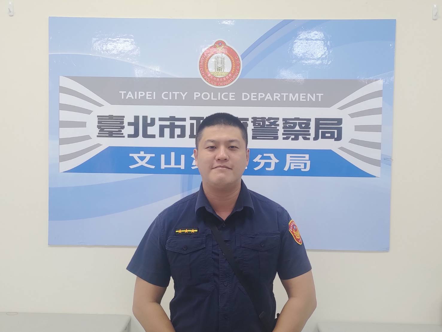 圖片說明：景美所員警邱進成助走失男童返家。（記者趙靜姸翻攝）