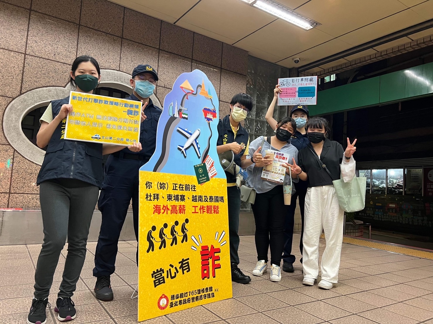 圖片說明：文山第二分局員警到夜巿加強維安宣導。（記者趙靜姸翻攝）