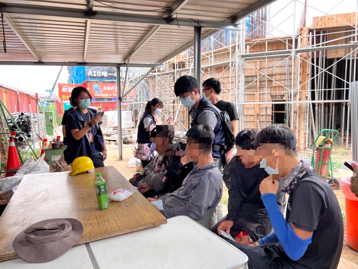 圖片說明:移民署人員於工地安全地帶查獲多名失聯移工。(記者宋紹誠翻攝)