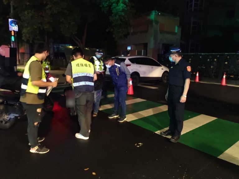 圖片說明：板橋警環聯合取締噪音及改裝車。（記者戴昱弘翻攝）