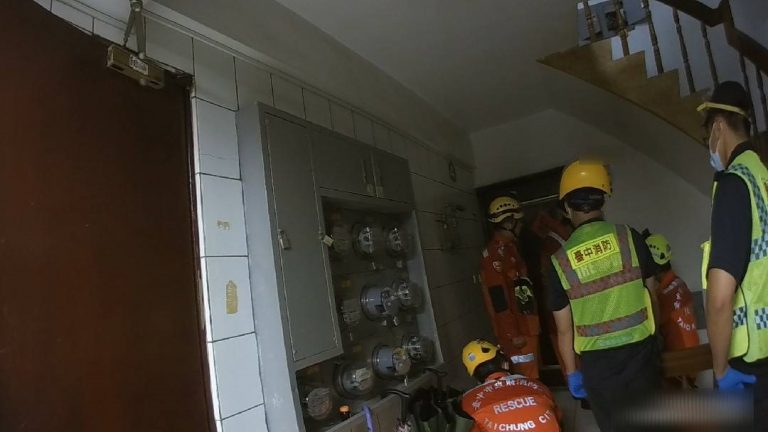 圖片說明:中市警一分局大誠分駐所於日前獲報疑似有獨居老翁需警協助,警方獲報立刻趕往並與119消防人員合力破門,順利將老翁救出,化解一場驚魂記。(記者謝榮浤翻攝)