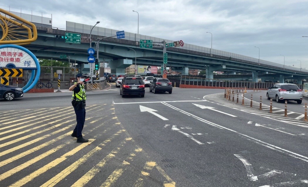圖片說明:板橋警將在縣民大道、文化路沿線路段、板橋火車站、國道客運轉運站周邊執行加強交通疏導作為。(記者戴昱弘翻攝)