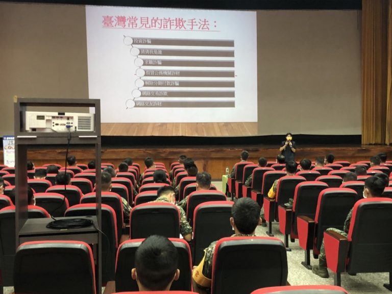 圖片說明：交通組羅巡官透過簡報加強灌輸國軍行車安全及反詐騙宣導，現場參加行車安全宣導及反詐騙預防宣導，參與國軍官兵反應熱烈。 (記者謝榮浤翻攝)