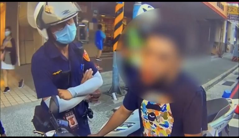 圖片說明：板橋員警攔檢騎車未戴安全帽男子。（記者戴昱弘翻攝）