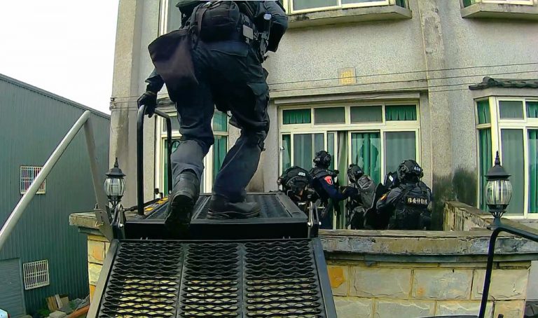 圖片說明：中市警刑大科偵隊日前持臺中地方法院核發之搜索票執行搜索任務，與警政署保一總隊維安特勤隊等共同破獲以賴嫌為首之詐欺集團。(記者謝榮浤翻攝)