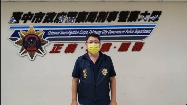 圖片說明：中市警刑事警察大隊經濟組長謝志遠說明超商通報查獲車手案。（圖/記者林㤈輝翻攝）