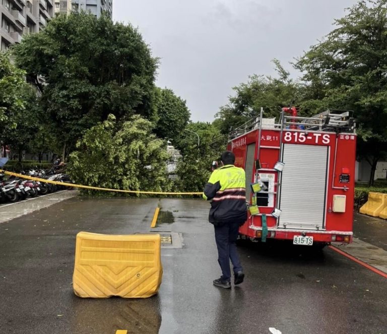 圖片說明：警員章翔杰、許躍騰、陳英豪等3員獲報冒雨趕赴現場疏導交通搶救。（記者戴昱弘翻攝）