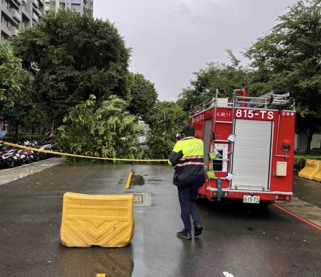 圖片說明：警員章翔杰、許躍騰、陳英豪等3員獲報冒雨趕赴現場疏導交通搶救。（記者戴昱弘翻攝）